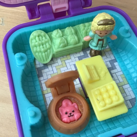 Polly Pocket and Case - Picture 5 of 8